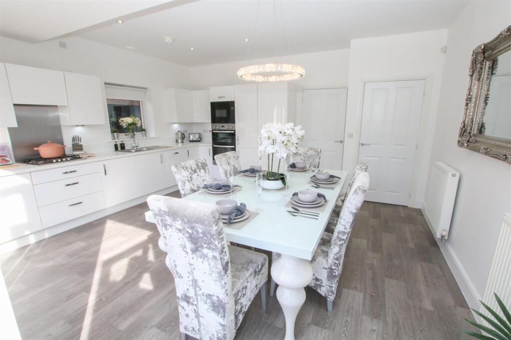 GORGEOUS OPEN PLAN DINING KITCHEN
