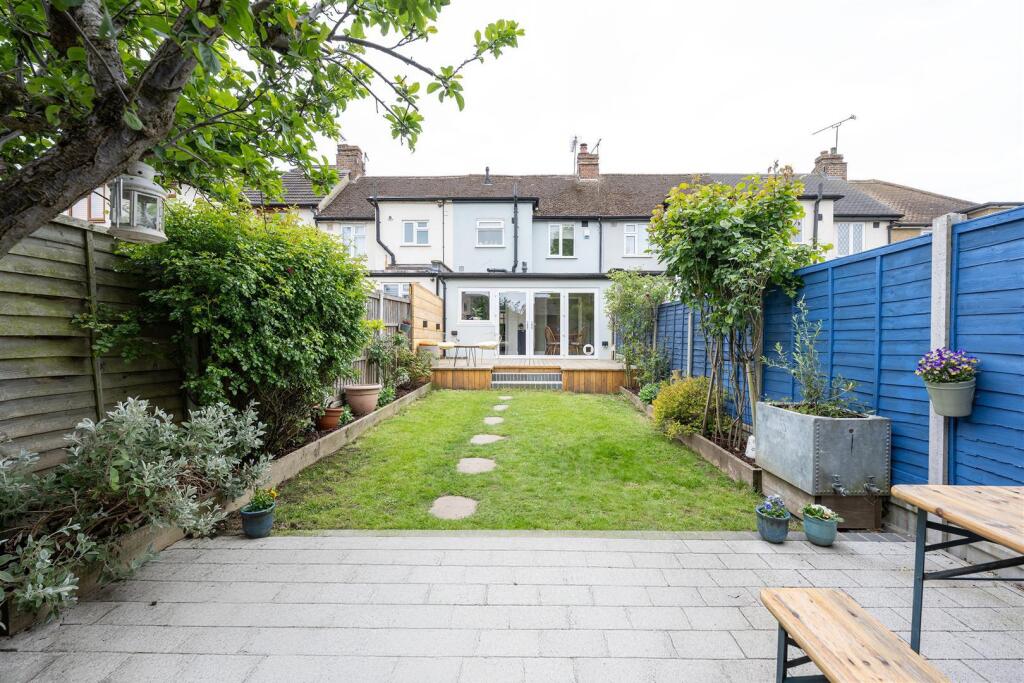 Hawkdene, E4