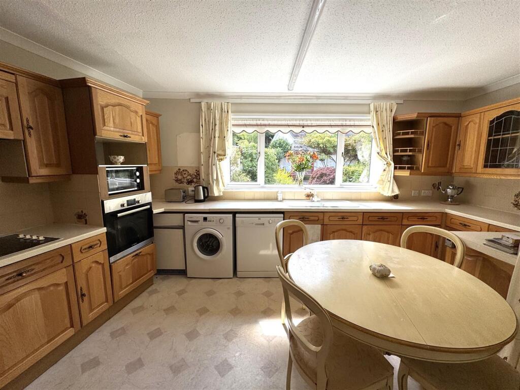 KITCHEN 2.JPG