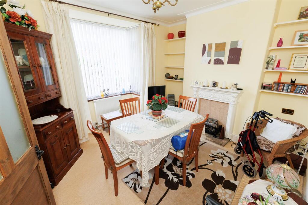 FRONT FACING RECEPTION ROOM
