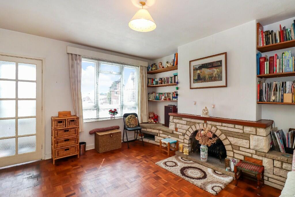 Sitting/dining room