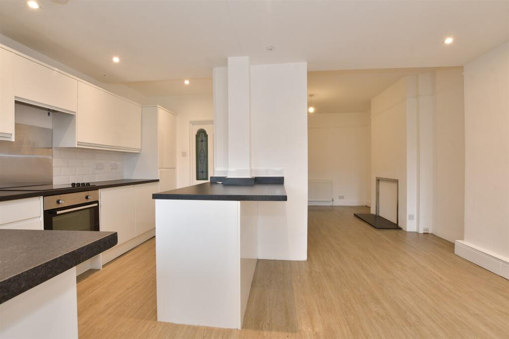 Kitchen/Breakfast Area