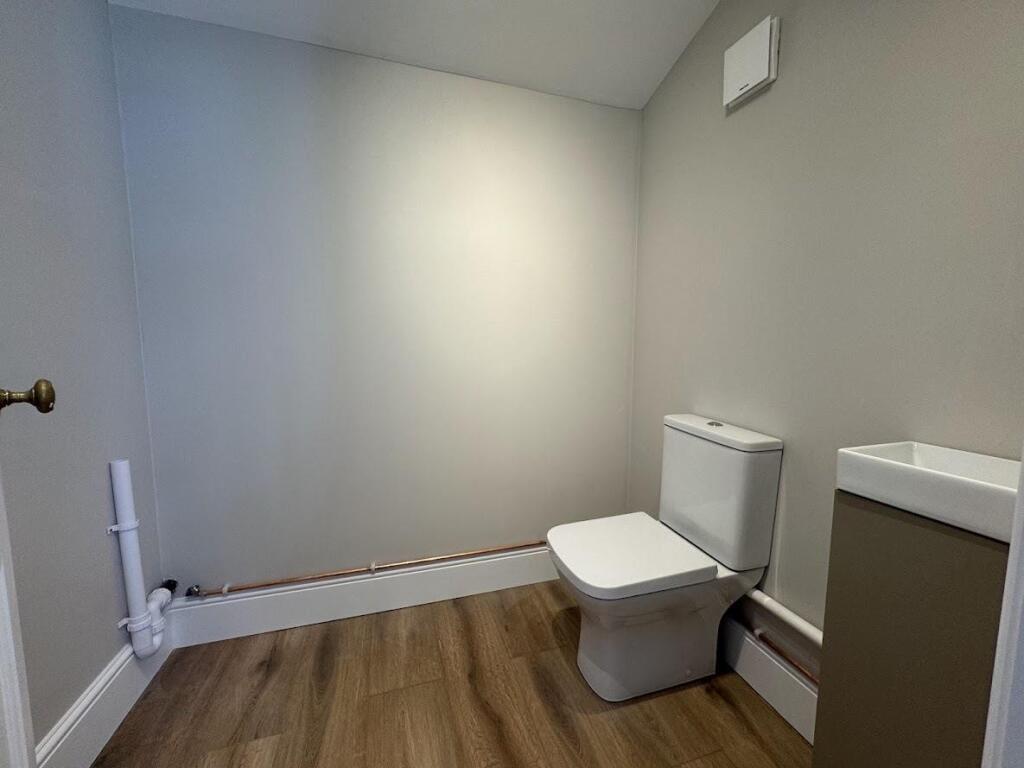 CLOAKROOM/UTILITY