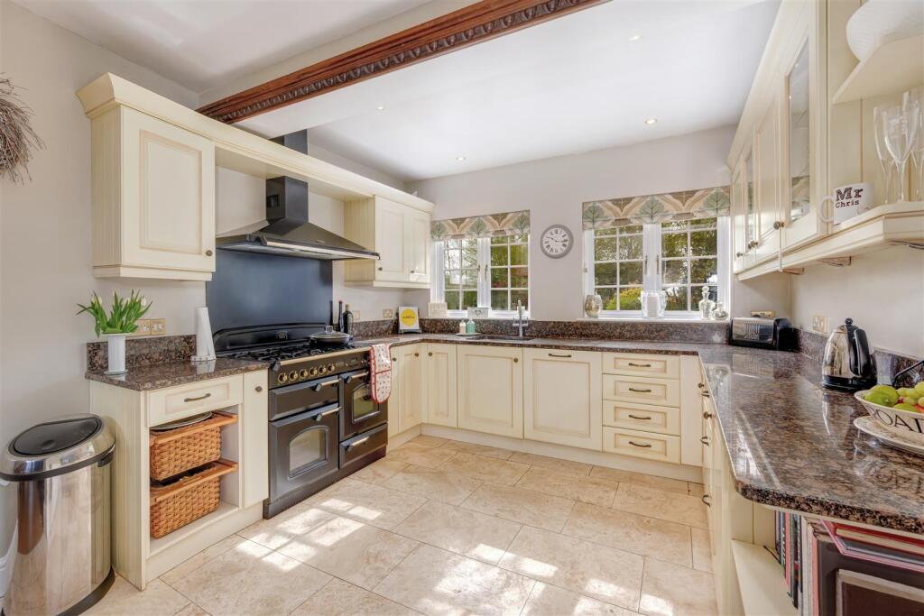 Open-Plan Kitchen and Breakfast Area