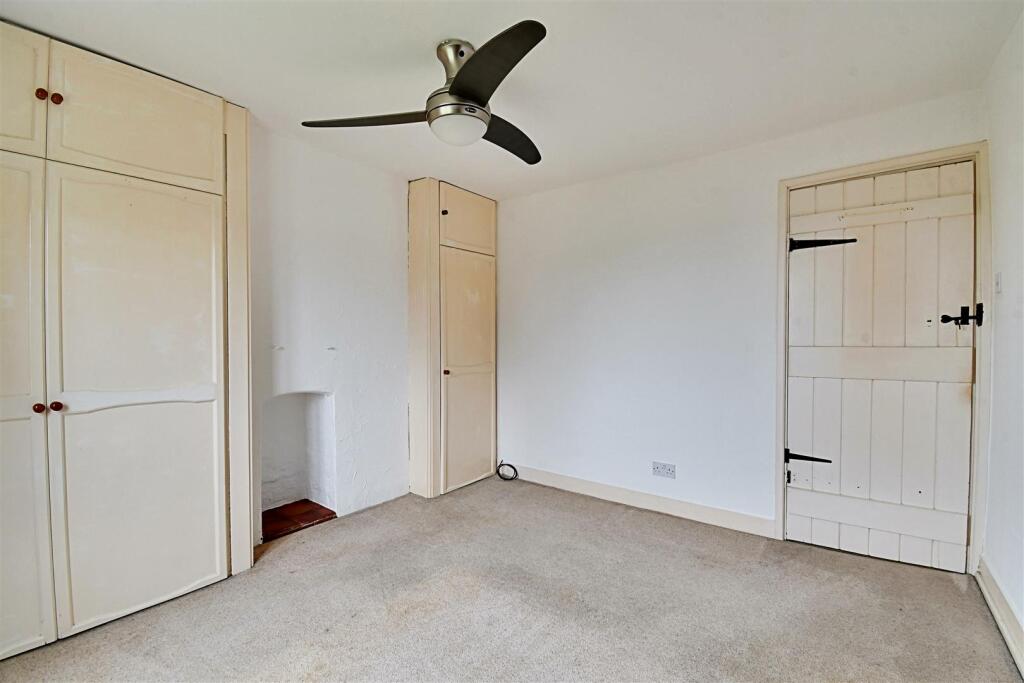 Bedroom 1_2.jpg