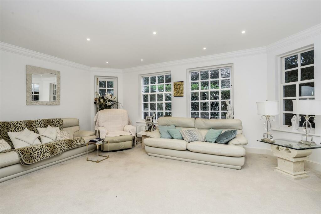 Davidson Frost-Wellings, DFW, Wellington House, Ay