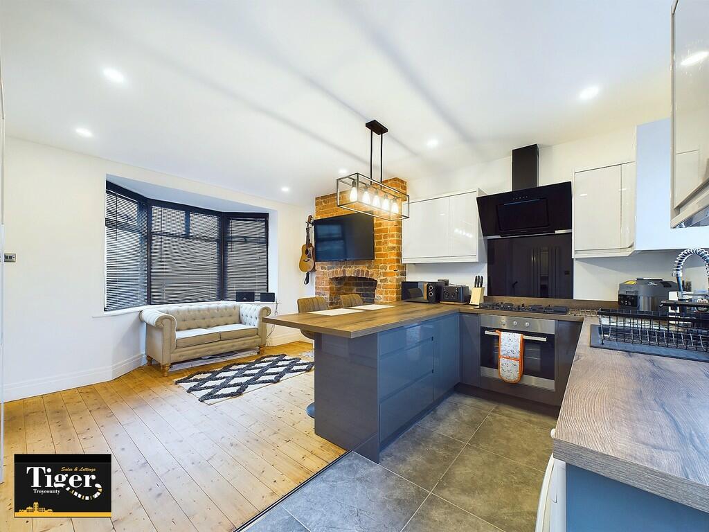 CAM02176G0-PR0393...