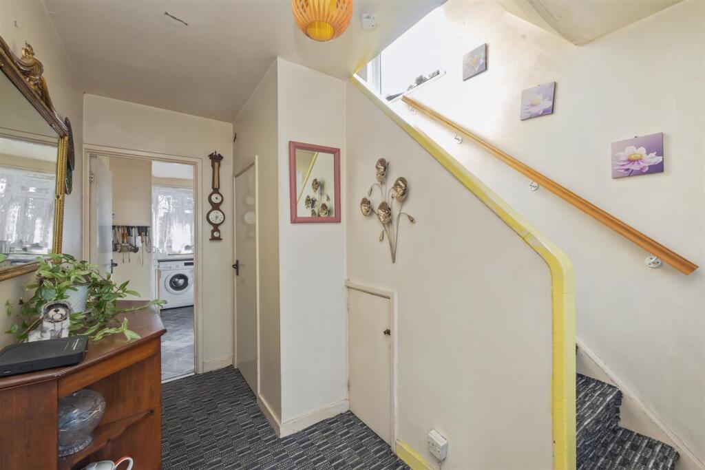 King George VI Dr 17 ENTRANCE HALL.jpeg