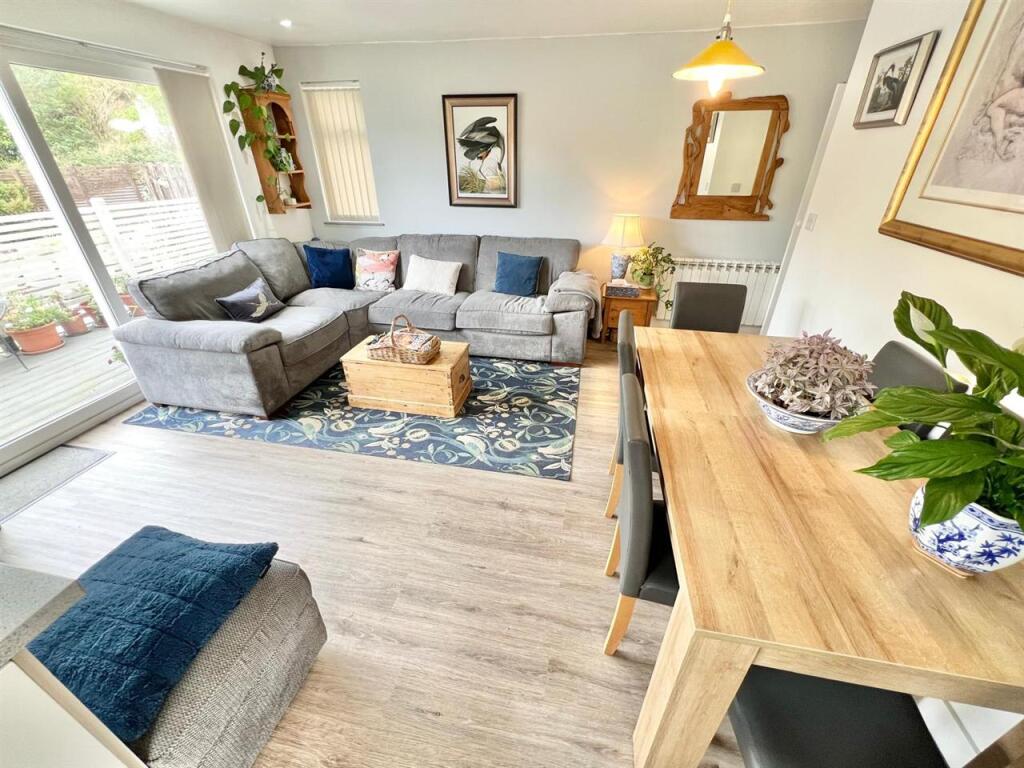 Lounge/ Dining Room/