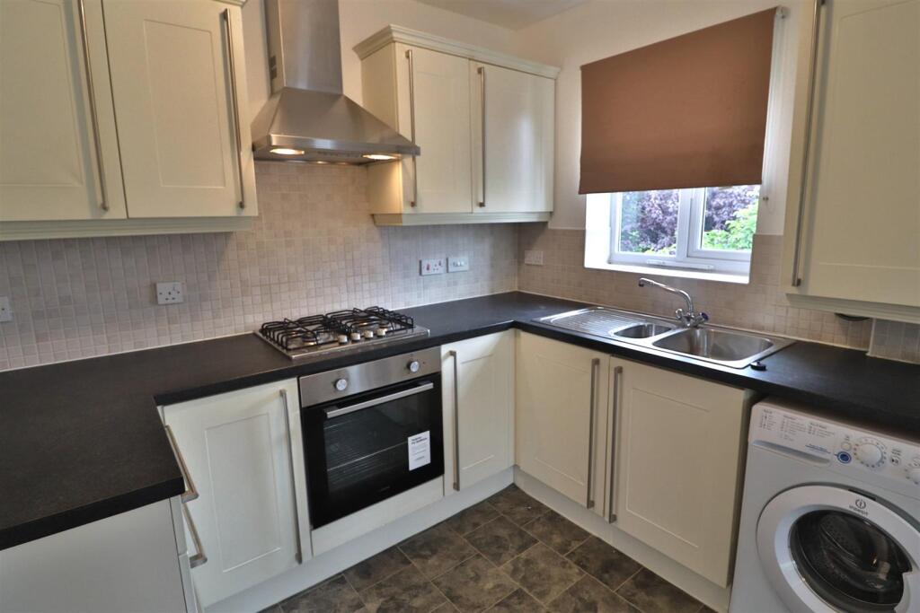 KITCHEN/LIVING ROOM