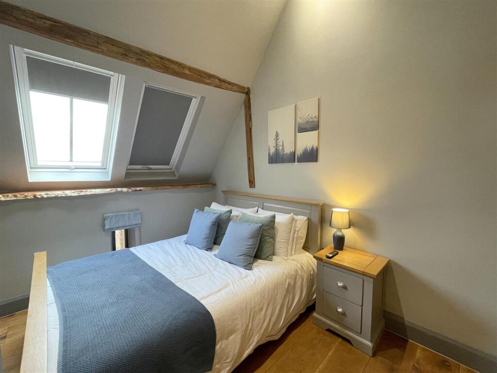 Bed 2.jpg