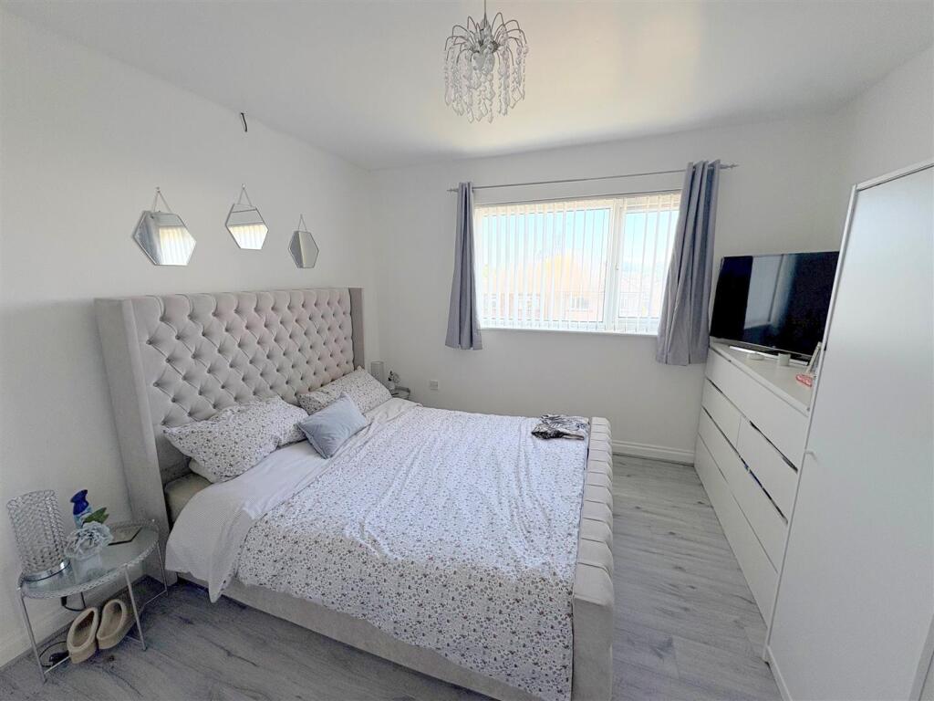 Bedroom 1a.jpg