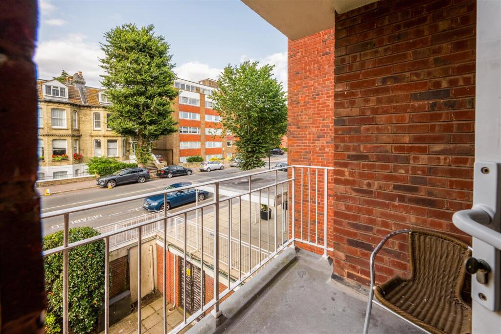 Flat 11 Cromwell Court-12.jpg