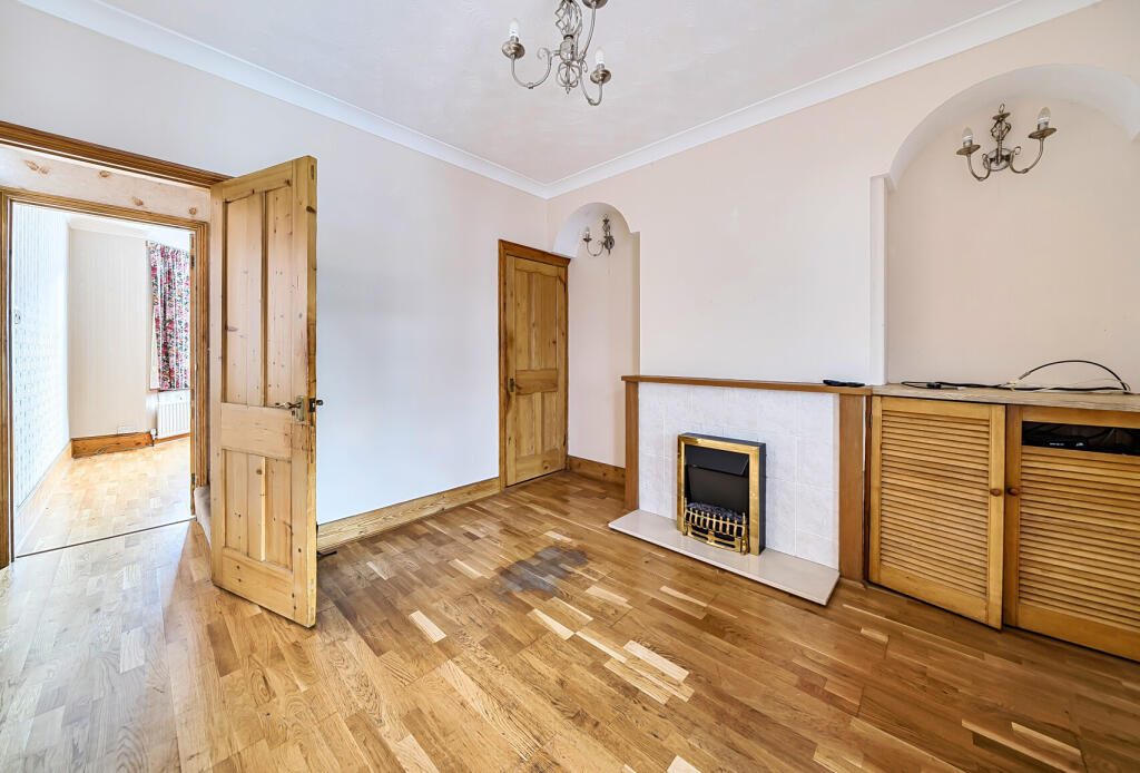 1349047-5-68ba20c...