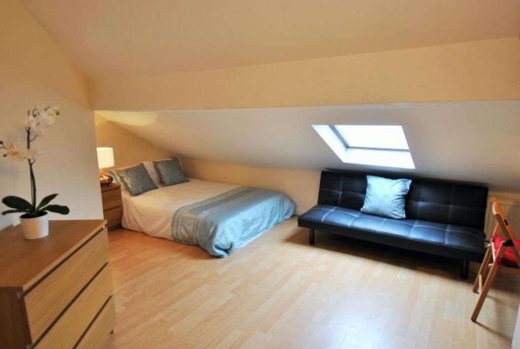 Bright, neatly presented top-floor double bedro...