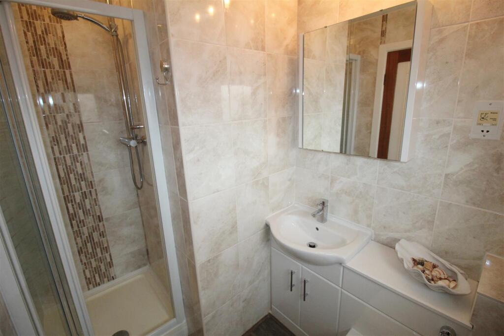 Fieldway, 4 Ensuite 1.JPG