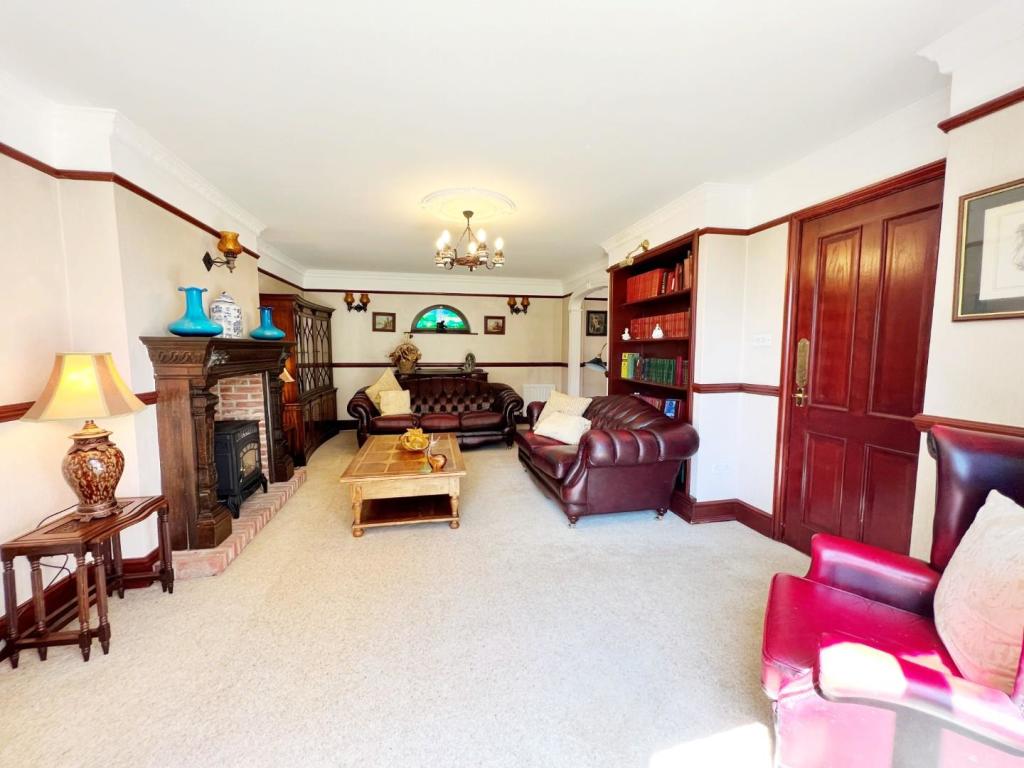 Lounge 1.jpg