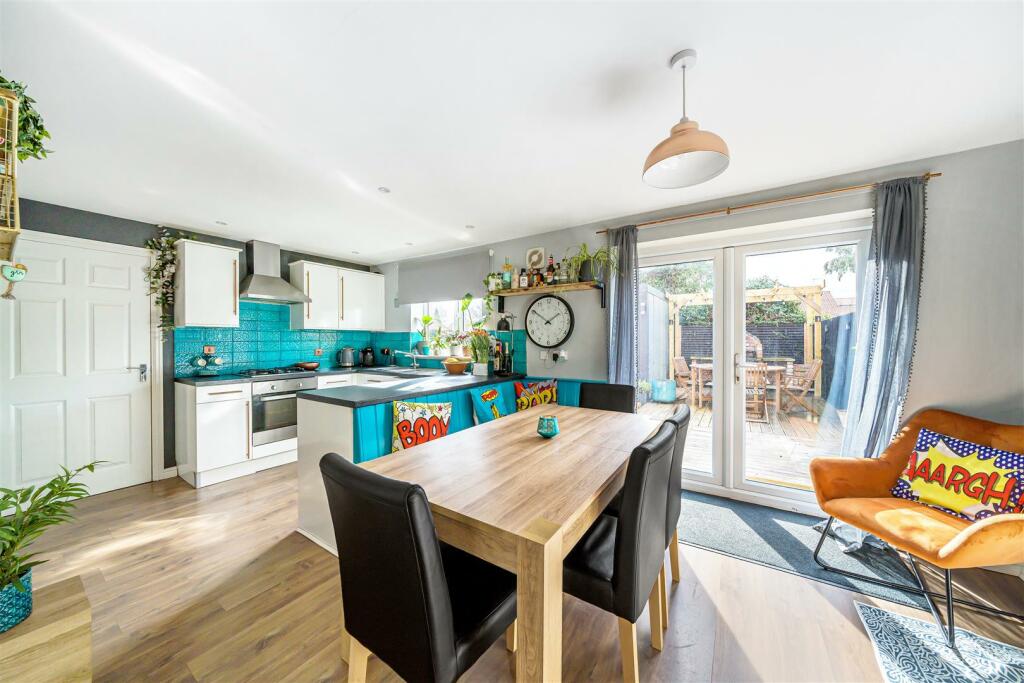 KITCHEN/DINING ROOM