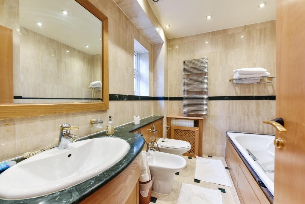 Beachcroft 18r Manor House Drive (14).JPG