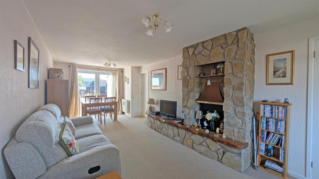 Lounge/dining area