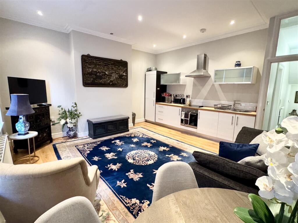 Lounge/diner/kitchen