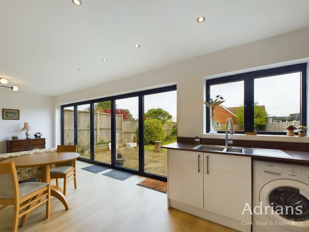 KITCHEN / LIVING