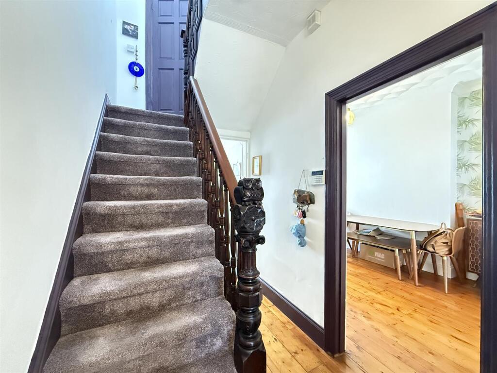 Cotehele Avenue 90 - Hall.jpg