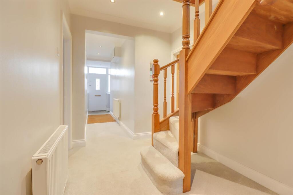 20 FANTON WALK WICKFORD INSIDE-6.jpg