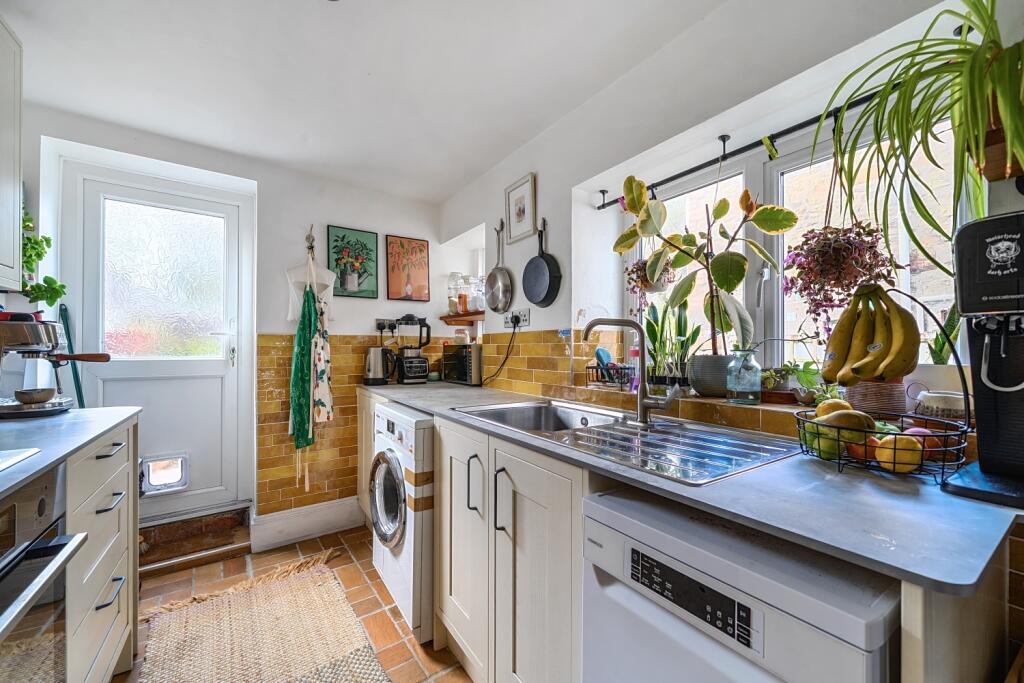 1364212-18-68ee49fb2604a-ARW