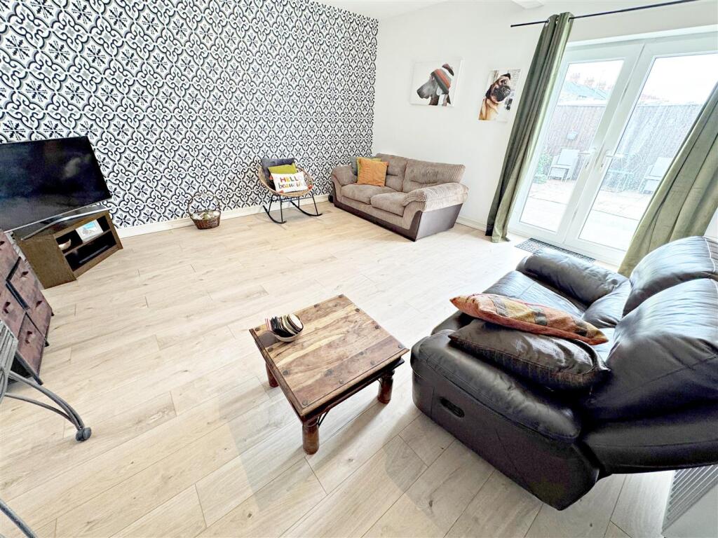 OPEN PLAN LIVING/KITCHEN AREA
