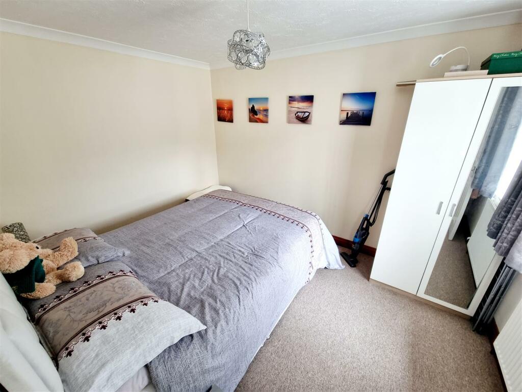 Bed 2.jpg