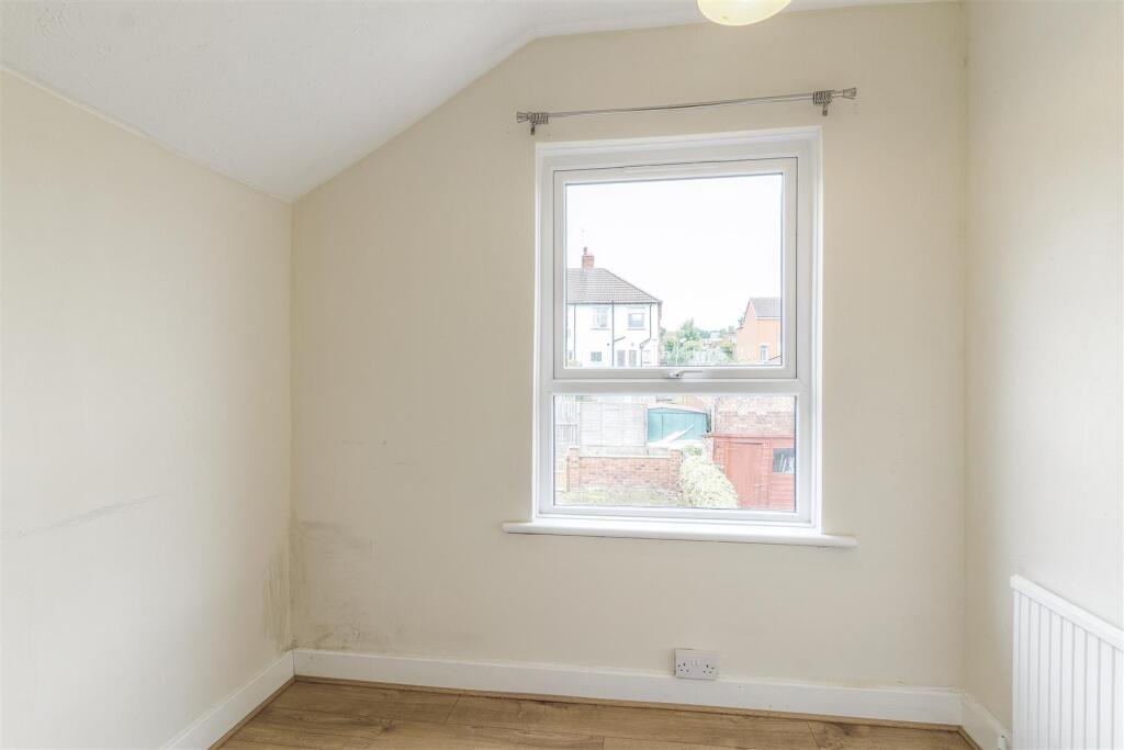 31 Whitworth Road bedroom3.jpg