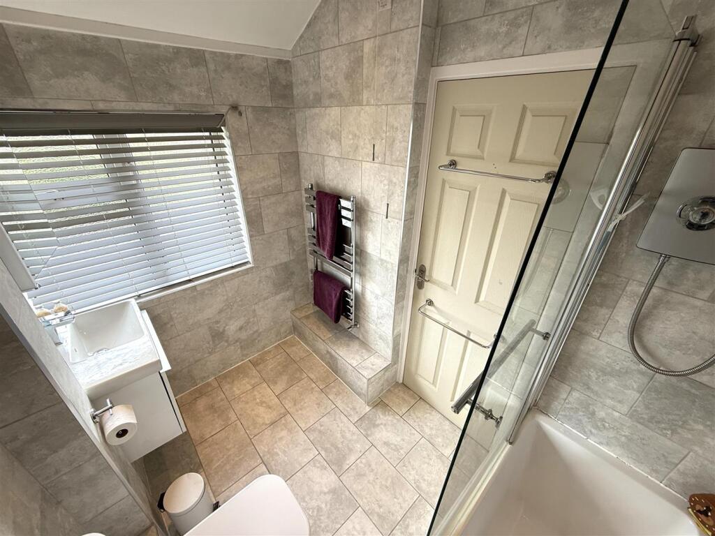 bathroom 1 a.jpg