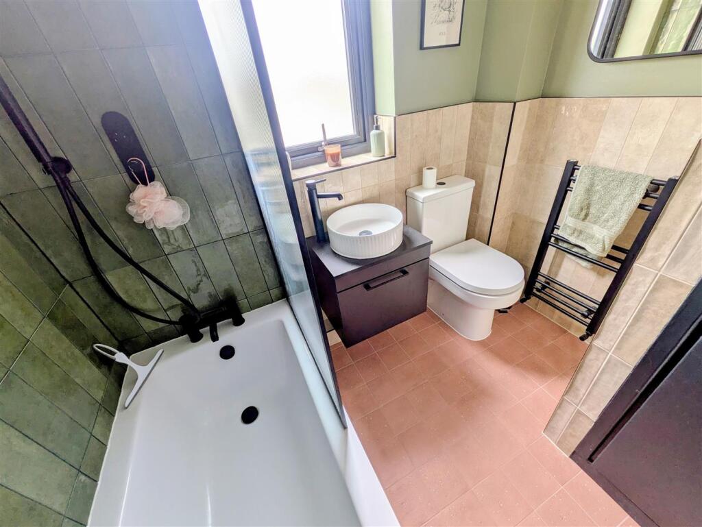 Bathroom_2.jpg