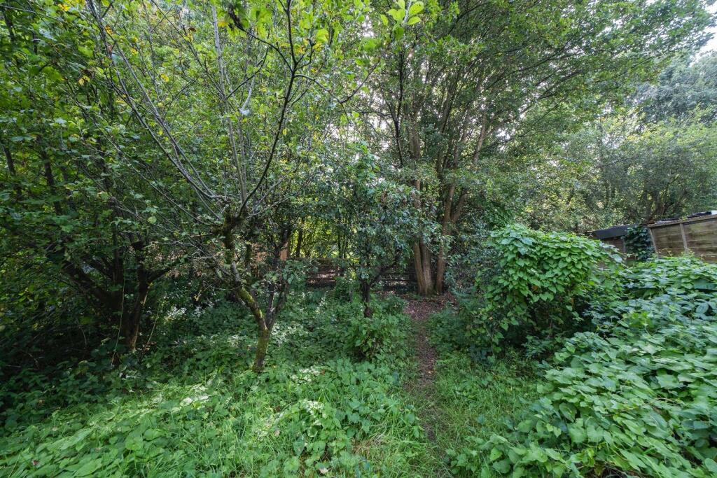 6 Heath Close-026.JPG