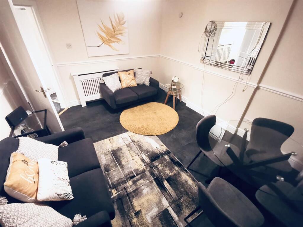 Flat 0:2, 91, Ashgill Road Glasgow 1.jpg