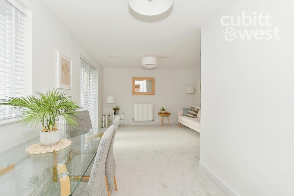 Lounge/Dining Area