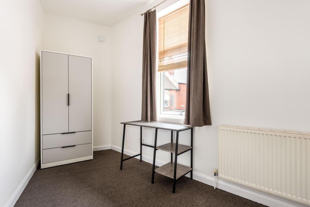 Bright and tidy single bedroom featuring a simp...