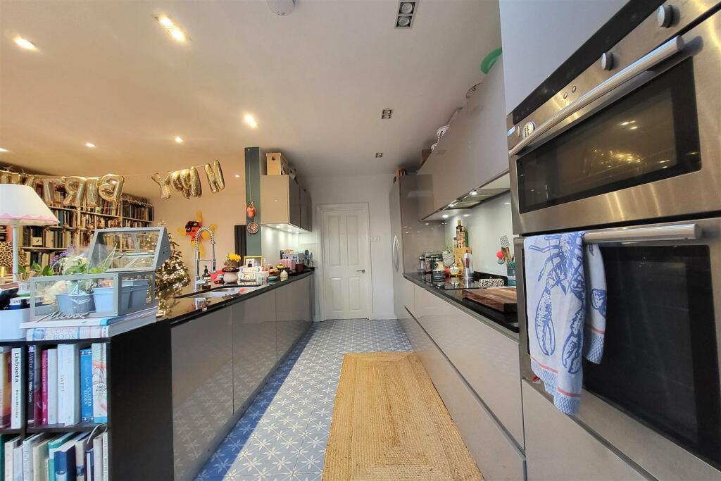 LUXURY FITTED KITCHEN/DINER: