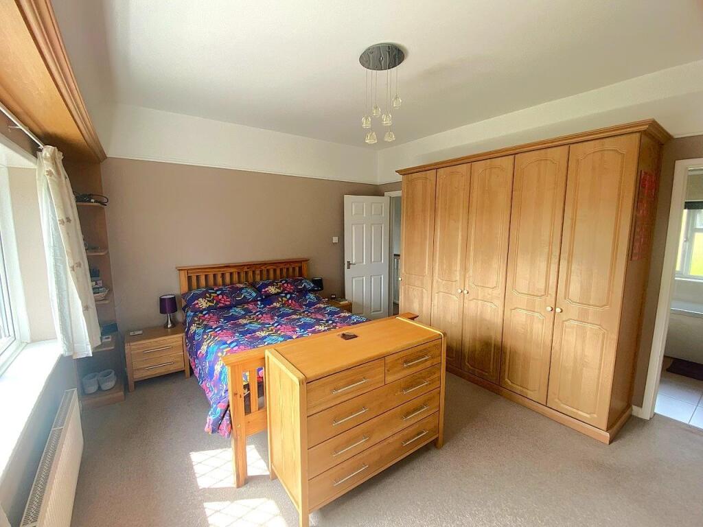 27 De la Warr Road - Bedroom1.jpg
