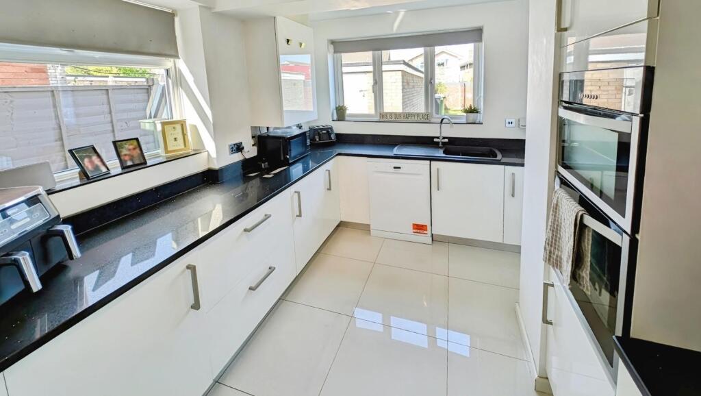 145 Finch kitchen e.jpg