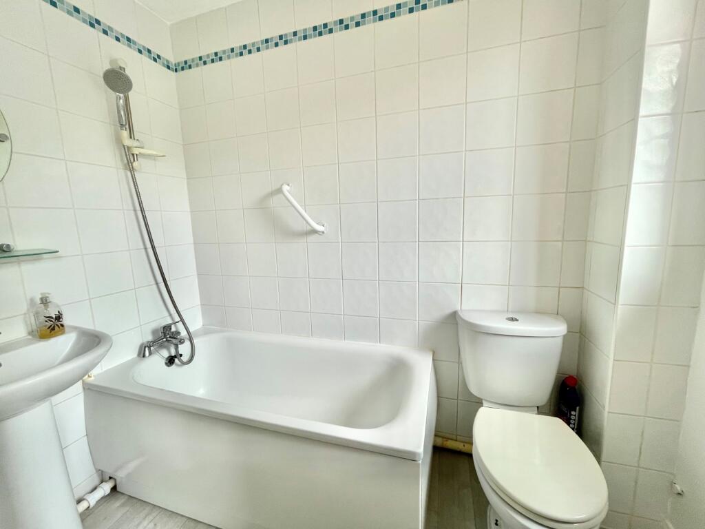 22 Derwent bathroom