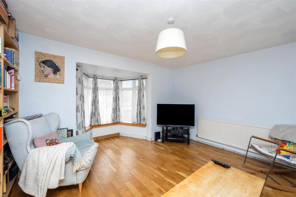 Chichester Close 3 LIVING ROOM 2.jpeg