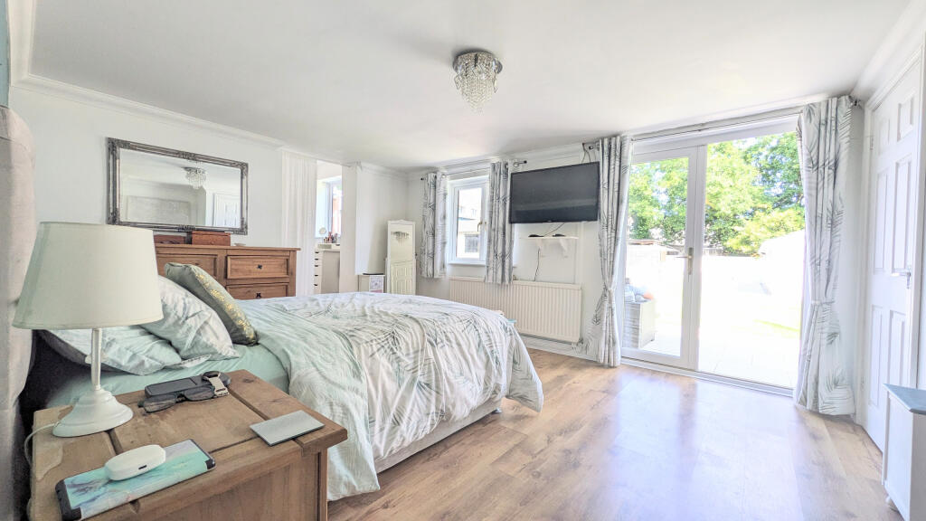 PXL_20250821_133017069.MP~2