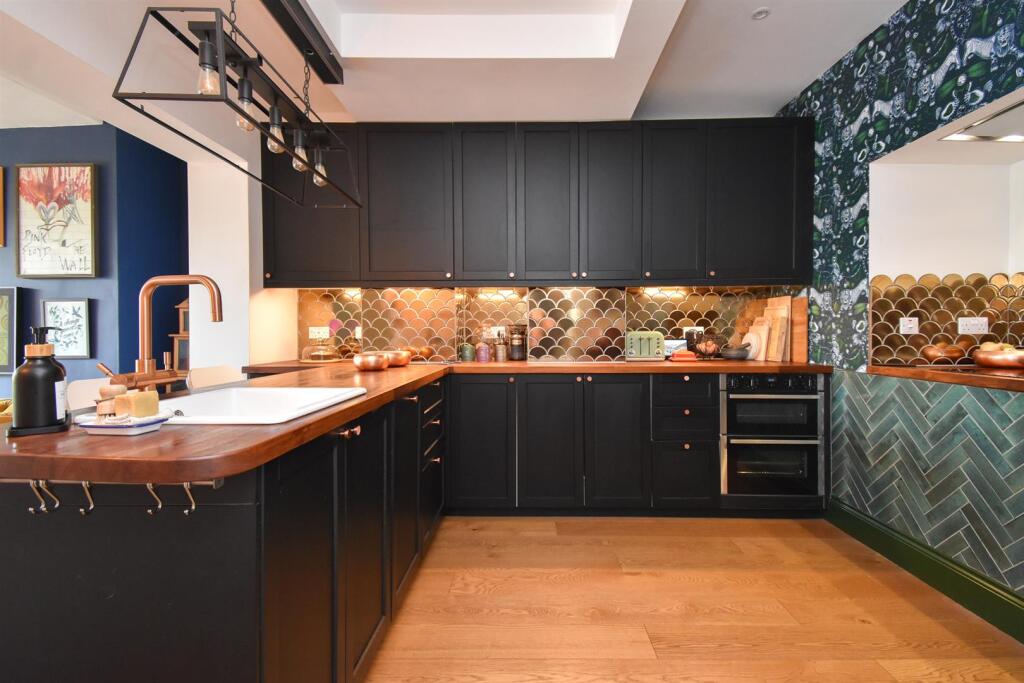 Open plan living &amp; kitchen