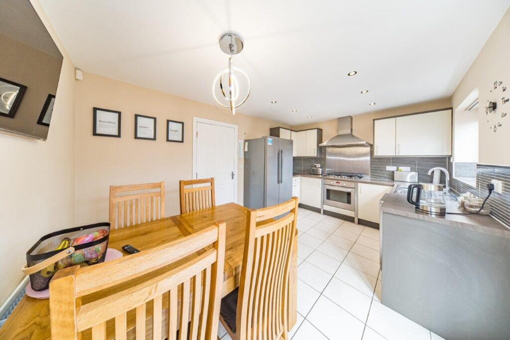 19 Sandfield Crescent dining kitchen.jpg