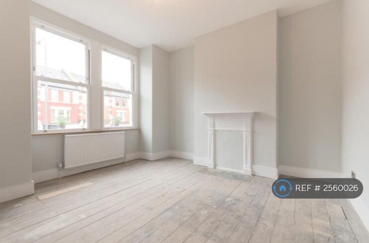 Front Bedroom, Large Sized - Carpeted