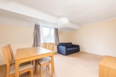 6 Woodstock Court living area