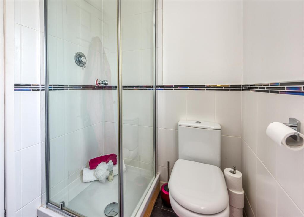 6 Millfields Way-bed1 ensuite2.jpg