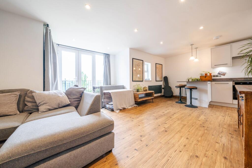 OPEN PLAN LIVING AREA